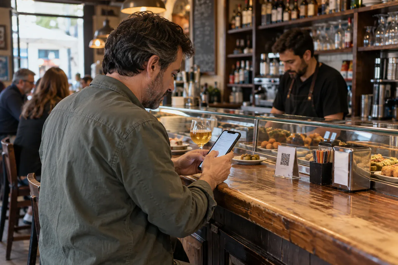 Cliente consultando la carta digital QR de un bar