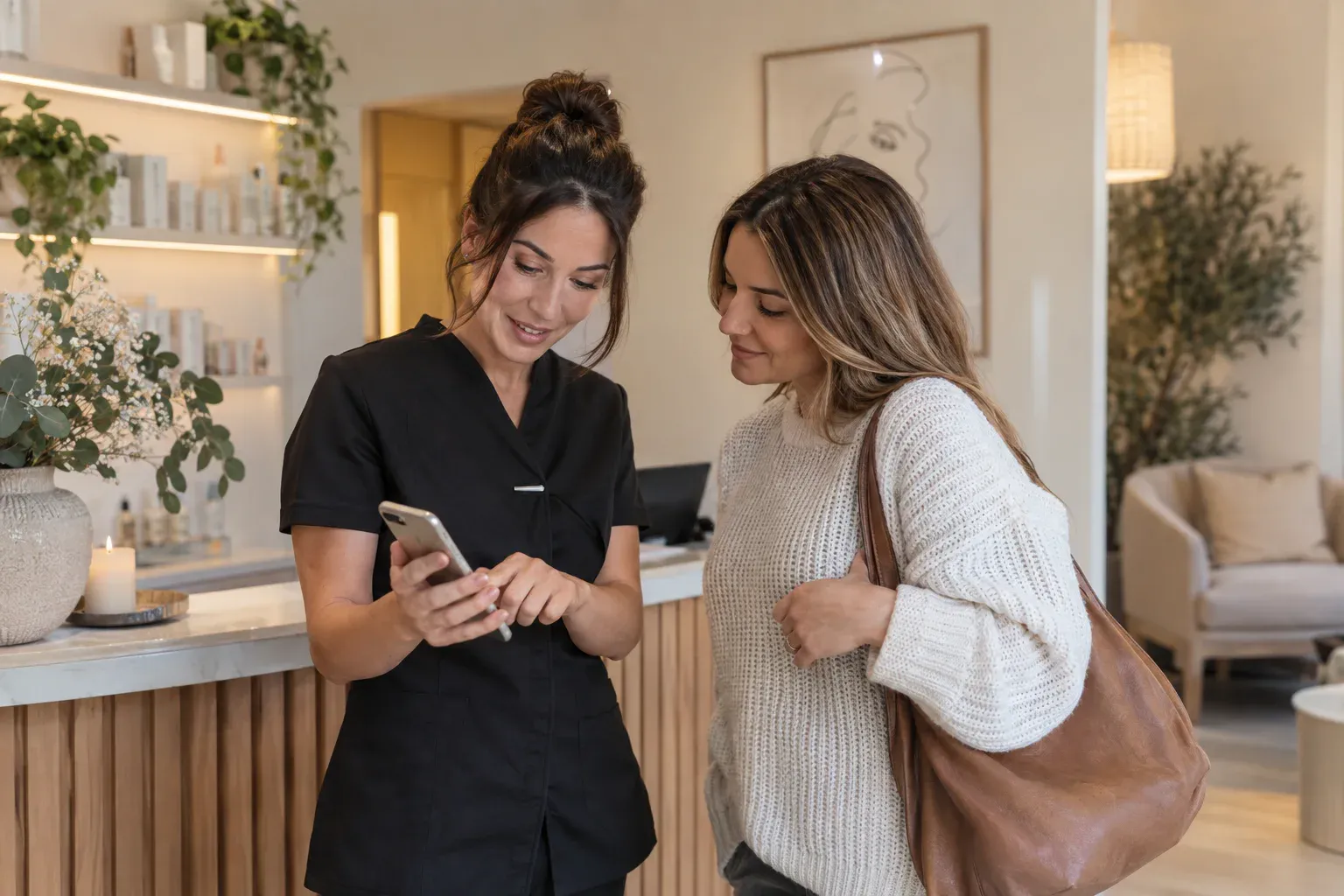 Clienta consultando sus recompensas de fidelidad en un centro de estética