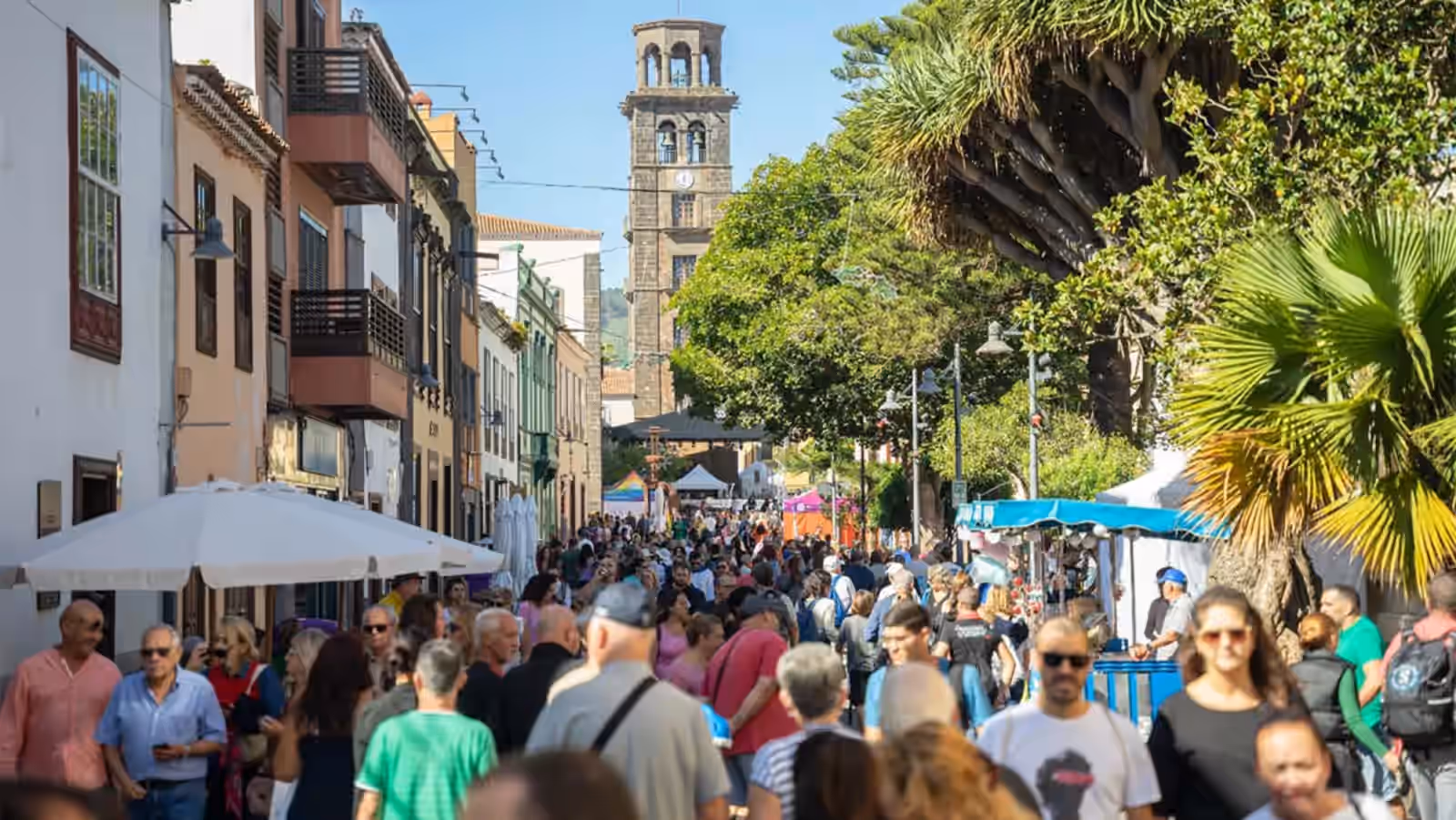 Ciudad con comercios locales, restaurantes, tiendas y eventos