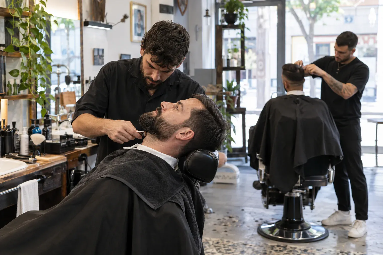Barbero atendiendo una cita reservada en una barbería